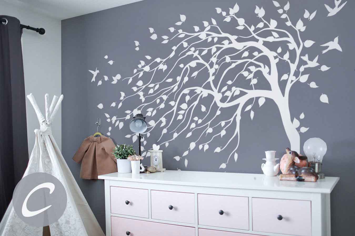 Vẽ tranh tường cái cây - Cây màu trắng trên tường đen